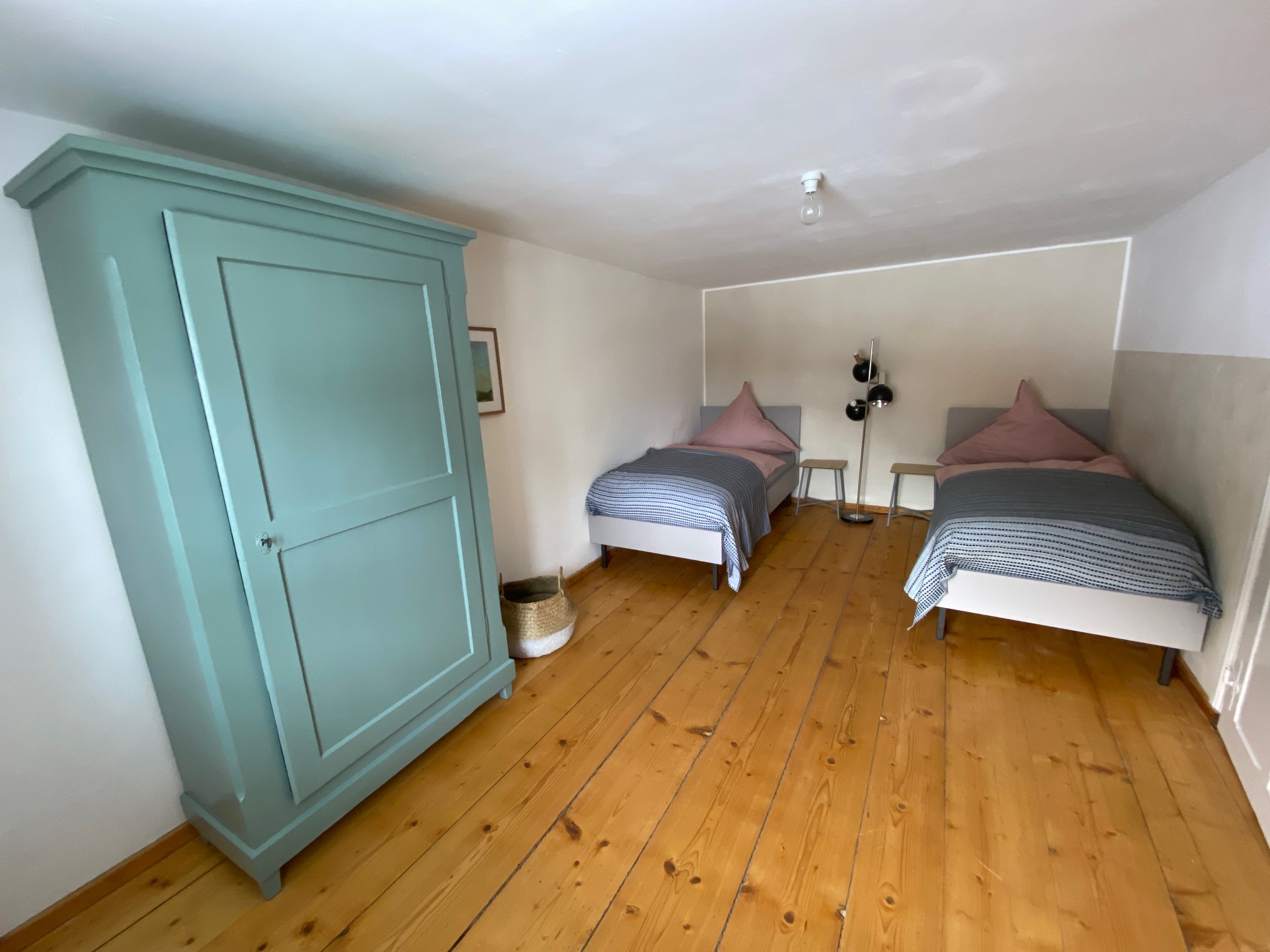 Zimmer mit zwei Einzelbetten 1. Stock • Ferienhaus Berwang Neunzehn